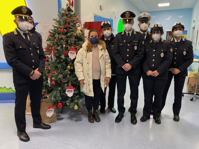Il Comune di Buccinasco porta doni ai bambini del Buzzi con la Polizia locale