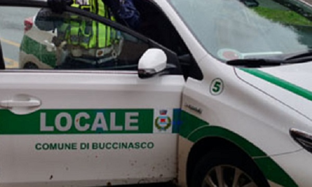 Scappa con l’auto, la Polizia locale di Buccinasco lo rintraccia 