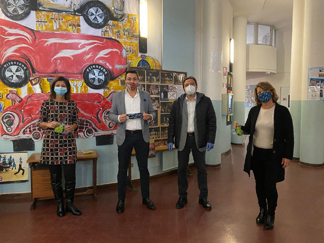 Buccinasco, il Comune regala mascherine agli studenti 